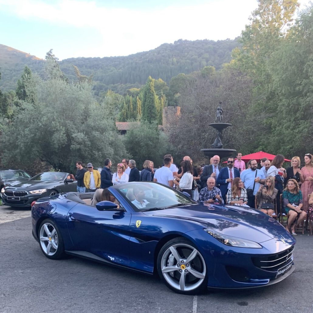 Desfile y concurso de elegancia para coleccionistas de automóviles.