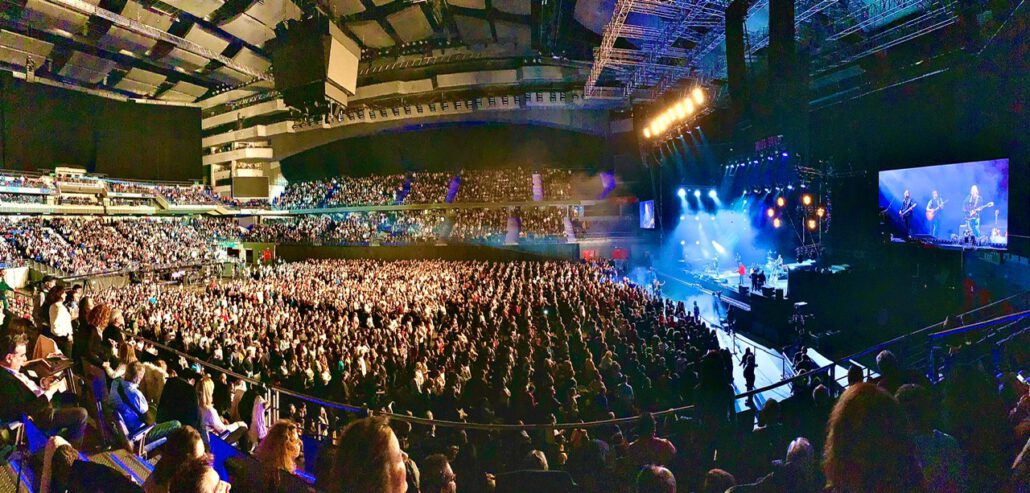 El publico del wizink center emocionado con el concierto homenaje a Enrique de Los Secretos en el cual Juanjo luce chaqueta de E&Bow 