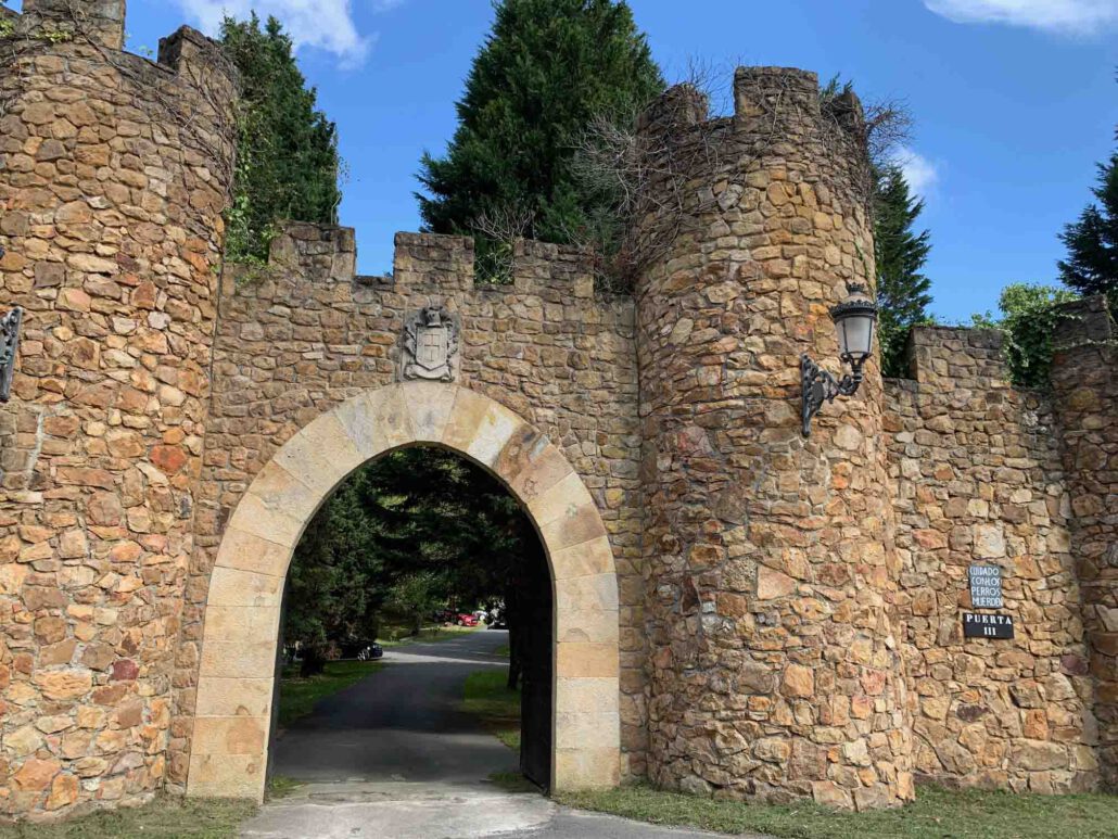 Torre medieval de Loizaga que alberga la única Colección Rolls-Royce