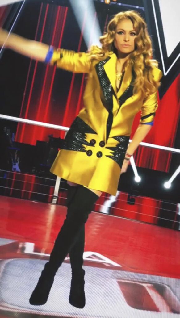 Paulina Rubio en La Voz con chaqueta de E&Bow